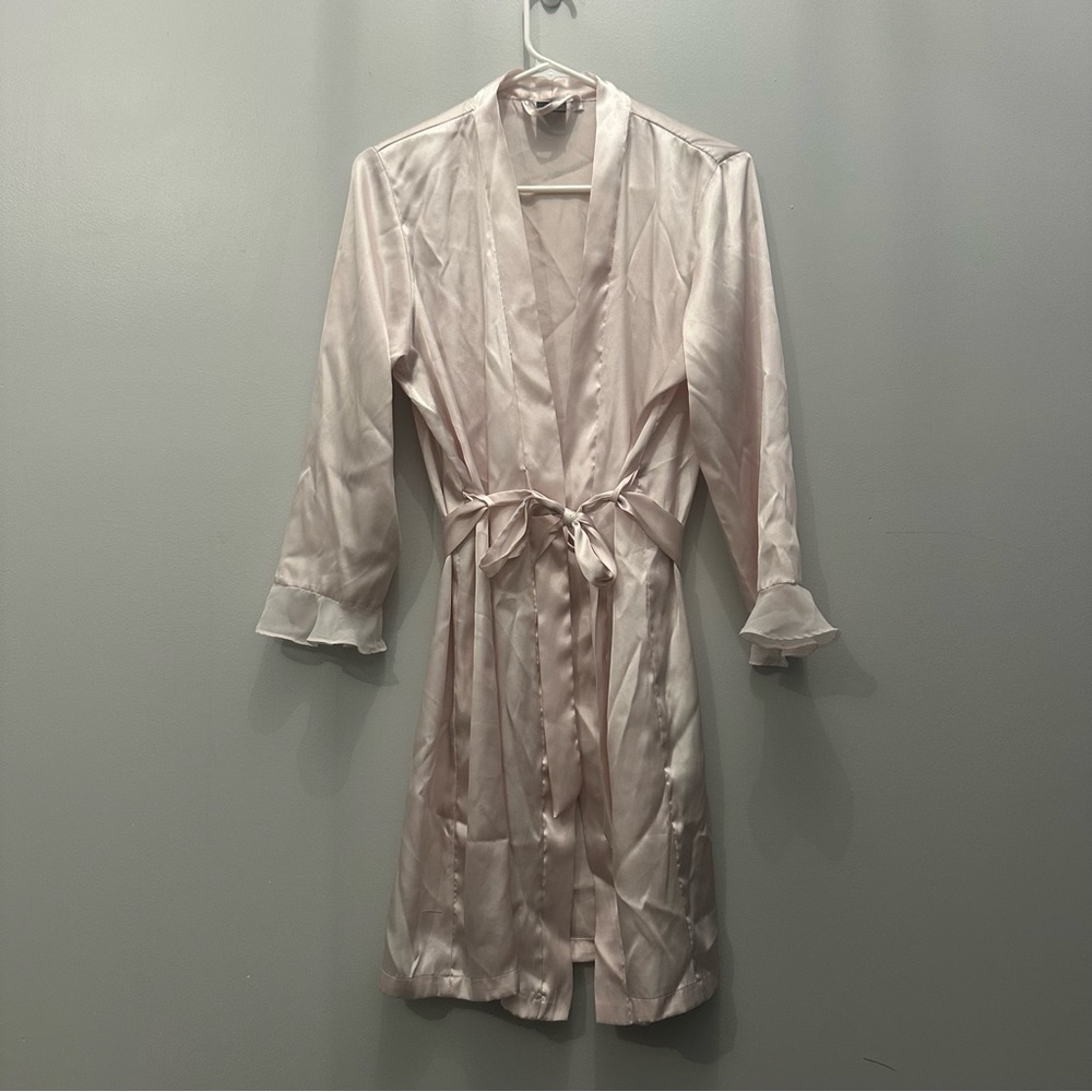 Apt 9. Pale Pink “silky feeling” robe. Women’s Medium.